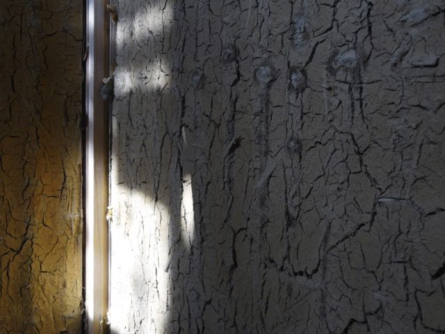 長野県北安曇郡池田町の新築住宅の土壁のヒビと古材