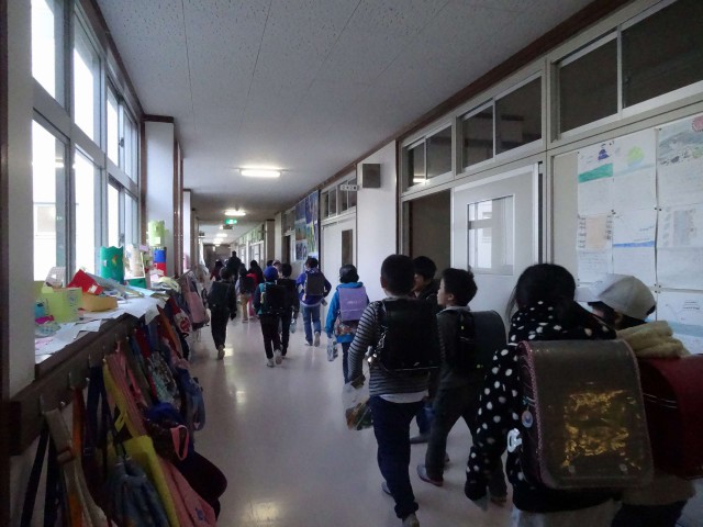 長野県塩尻市で設計した小学校の改修の廊下