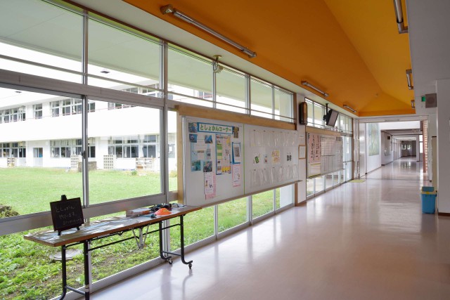 長野県塩尻市で設計した小学校の改修の昇降口