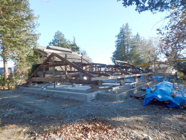 長野県安曇野市のW邸再生現場で腰屋根と母屋を残した状態