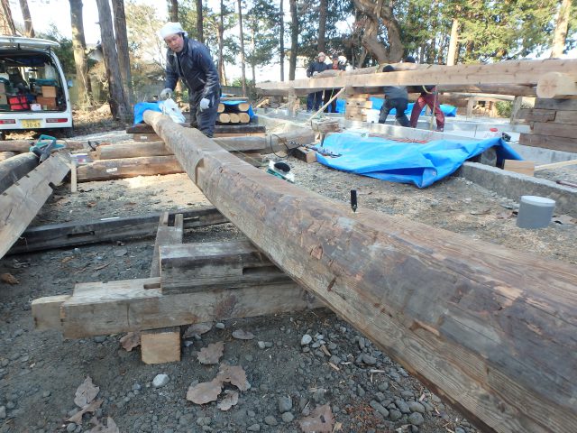 長野県安曇野市のW邸再生現場で梁の芯を取る作業