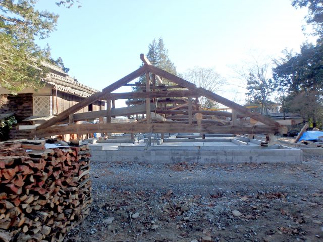 長野県安曇野市のW邸再生現場で腰屋根と母屋を残した状態