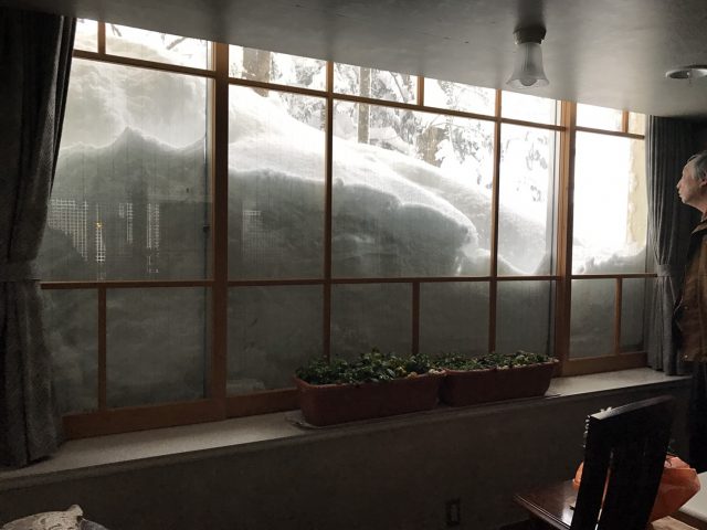 長野県山ノ内町志賀高原ジャイアントの温泉旅館の雪景色