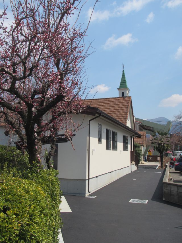 長野県松本市の聖十字認定こども園と教会の塔
