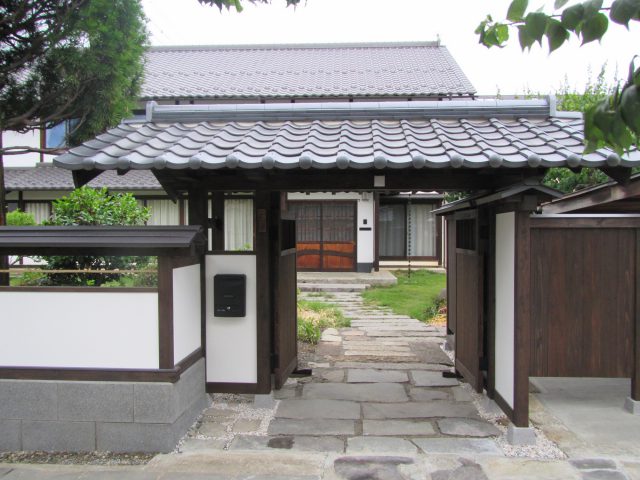 長野市篠ノ井の民家再生の門と塀