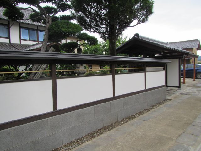 長野市篠ノ井の民家再生の門と塀