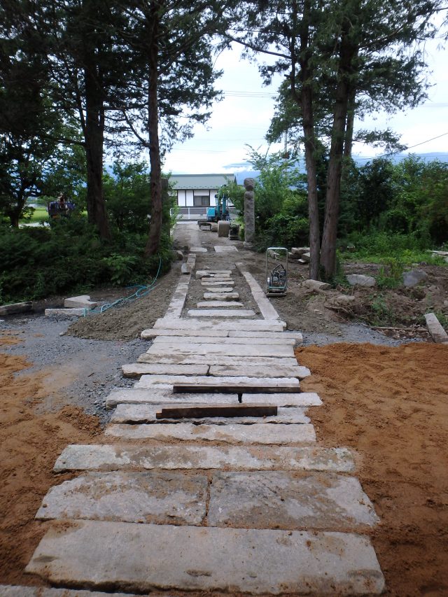 長野県安曇野市のW邸民家再生のアプローチの石