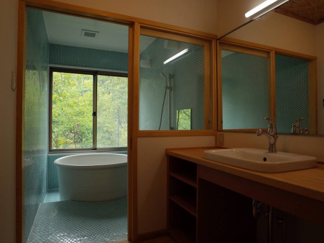 長野県山ノ内町志賀高原の温泉旅館の新築設計の洗面室と浴室