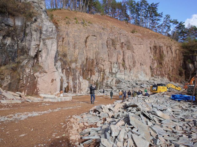 長野県松本市の設計会社の川上恵一が諏訪市の鉄平石の採石場を見学