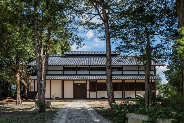 長野県安曇野市の古民家再生の西面のアプローチと屋敷林