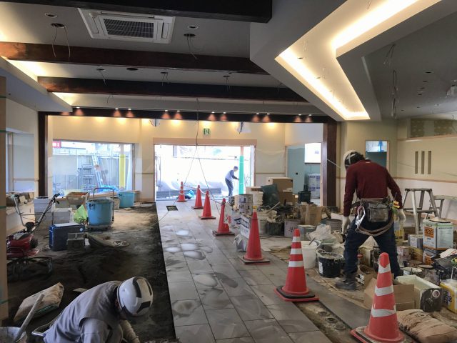 長野県松本市のかわかみ建築設計室の店舗の新築設計の竹風堂長野駅前店の床のタイルの仕上げ