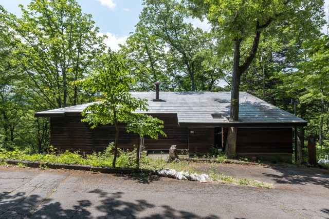 建築家の磯崎新が軽井沢に設計した作家の辻邦生の山荘の外観