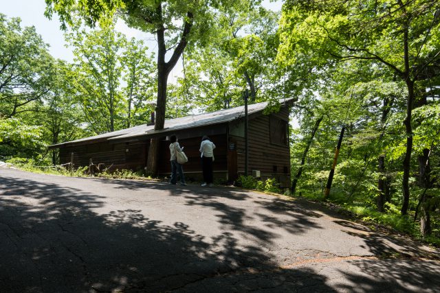 建築家の磯崎新が軽井沢に設計した作家の辻邦生の山荘の外観